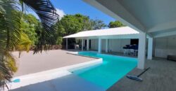 À louer une spacieuse villa de 420 m² avec dépendance, piscine et vaste terrain paysager de 2 100 m² à Calodyne Maurice