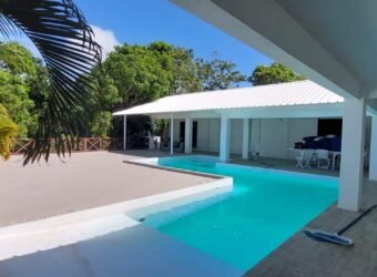 À louer une spacieuse villa de 420 m² avec dépendance, piscine et vaste terrain paysager de 2 100 m² à Calodyne Maurice