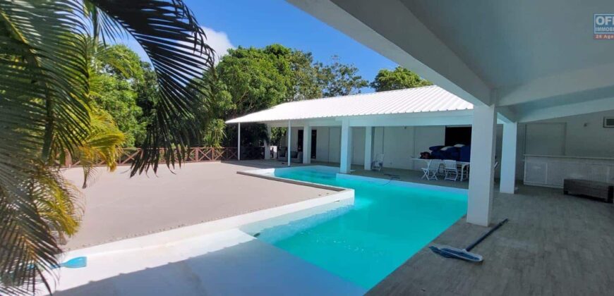 À louer une spacieuse villa de 420 m² avec dépendance, piscine et vaste terrain paysager de 2 100 m² à Calodyne Maurice