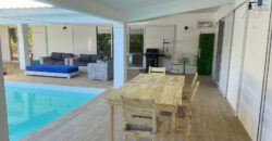 À louer une spacieuse villa de 420 m² avec dépendance, piscine et vaste terrain paysager de 2 100 m² à Calodyne Maurice