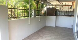 À louer un lumineux appartement rénové proche de la plage à Flic en Flac Maurice