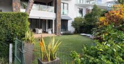 À vendre un magnifique appartement meublé avec jardin privatif dans la résidence Azuri à Roches Noires Maurice