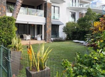 À vendre un magnifique appartement meublé avec jardin privatif dans la résidence Azuri à Roches Noires Maurice