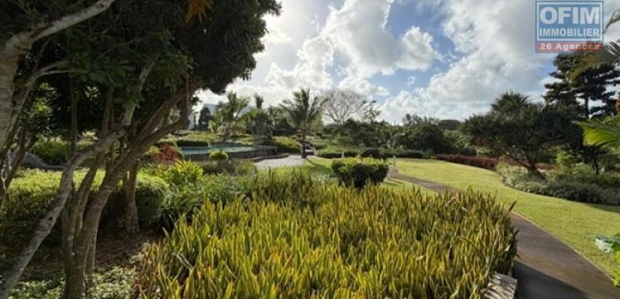 À vendre un magnifique appartement meublé avec jardin privatif dans la résidence Azuri à Roches Noires Maurice
