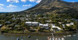 En vente une luxueuse villa de 340 m² avec piscine, rooftop et accès privé à la mer à Rivière Noire Maurice