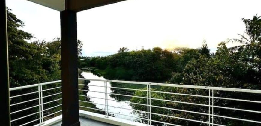 À vendre un agréable appartement dans une résidence avec piscine commune à Flic en Flac Maurice