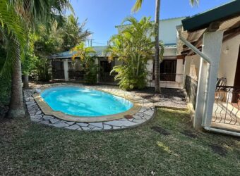 À louer une superbe villa de 300m2 sur un terrain de 844m2 avec piscine à Petit Village Goodlands Maurice