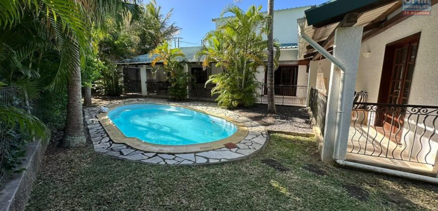 À louer une superbe villa de 300m2 sur un terrain de 844m2 avec piscine à Petit Village Goodlands Maurice