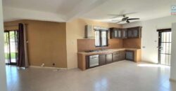 À louer un spacieux appartement non meublé de 130 m² avec piscine et jardin à Calodyne Maurice
