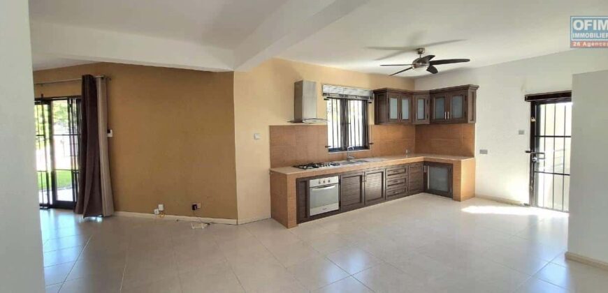 À louer un spacieux appartement non meublé de 130 m² avec piscine et jardin à Calodyne Maurice