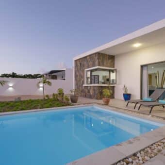En vente cette élégante villa contemporaine T4 meublée de 140 m2 située à Grand Baie île Maurice