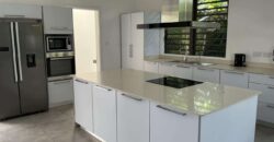Location d’une ravissante villa contemporaine de 300m2 dans le prestigieux domaine de Bois Chandelle à Grand Baie Maurice