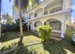 À vendre une grande villa T9 d’environ 280 sur un terrain de 110 toises située à Flic en Flac Maurice