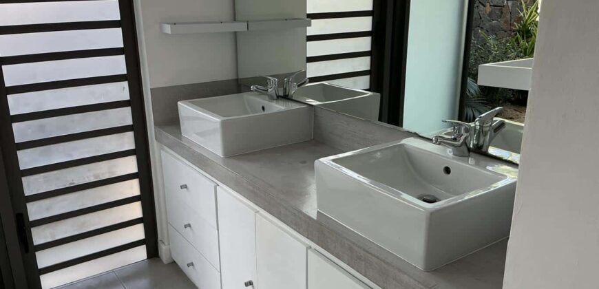 Location d’une ravissante villa contemporaine de 300m2 dans le prestigieux domaine de Bois Chandelle à Grand Baie Maurice