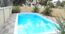 À louer un charmant appartement dans une petite résidence avec piscine commune à Flic en Flac Maurice