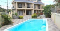À louer un charmant appartement dans une petite résidence avec piscine commune à Flic en Flac Maurice