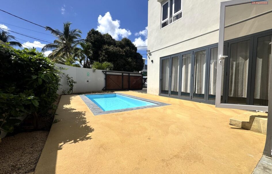 Location d’une villa moderne neuve et moderne avec piscine dans un environnement paisible à Flic en Flac Maurice
