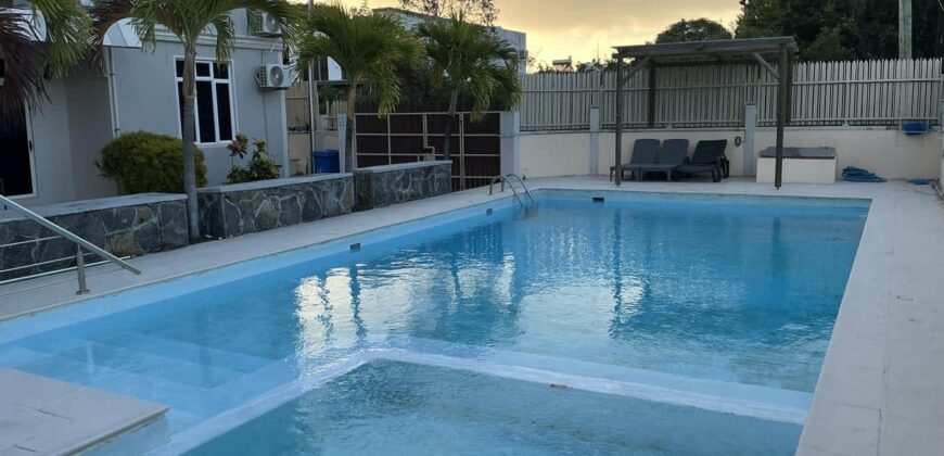 À louer un lumineux appartement dans une résidence avec piscine au centre de Grandbaie Maurice