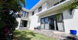 OFIM Maurice propose à la vente une villa contemporaine d’environ 200 m2 sur un terrain de 374 m2 située à Grand Baie Maurice