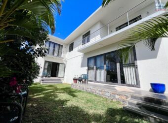 OFIM Maurice propose à la vente une villa contemporaine d’environ 200 m2 sur un terrain de 374 m2 située à Grand Baie Maurice