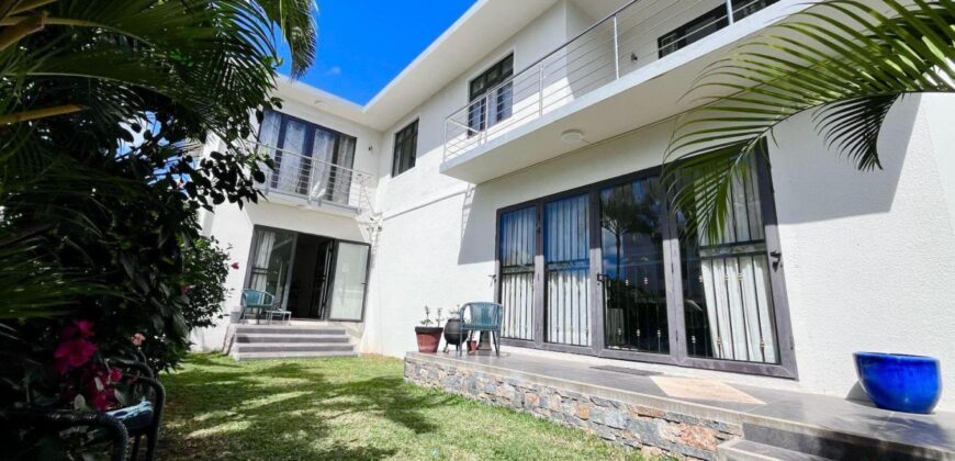 OFIM Maurice propose à la vente une villa contemporaine d’environ 200 m2 sur un terrain de 374 m2 située à Grand Baie Maurice