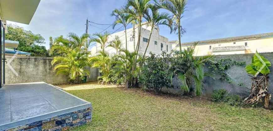 OFIM Maurice propose à la vente une villa contemporaine d’environ 200 m2 sur un terrain de 374 m2 située à Grand Baie Maurice