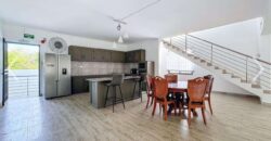 OFIM Maurice propose à la vente une villa contemporaine d’environ 200 m2 sur un terrain de 374 m2 située à Grand Baie Maurice