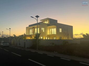 En vente une villa contemporaine neuve de 270 m² avec piscine et rooftop offrant vue montagne à Balaclava Maurice