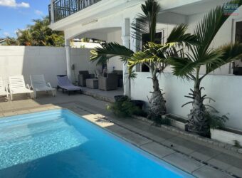 En vente une belle villa avec piscine et rooftop à 300 m de la plage de Mont Choisy-Maurice