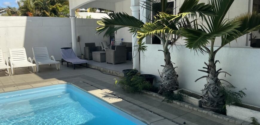 En vente une belle villa avec piscine et rooftop à 300 m de la plage de Mont Choisy-Maurice