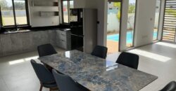 En vente une villa contemporaine neuve de 270 m² avec piscine et rooftop offrant vue montagne à Balaclava Maurice