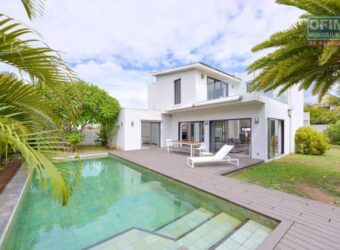 OFIM met en location une élégante villa meublée de 222m2 avec piscine privée à Trou aux Biches Maurice