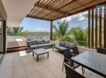 En vente : Somptueux penthouse de prestige accessible aux étrangers à Mont Choisy, avec piscine et vastes espaces extérieurs à deux pas de la plage.
