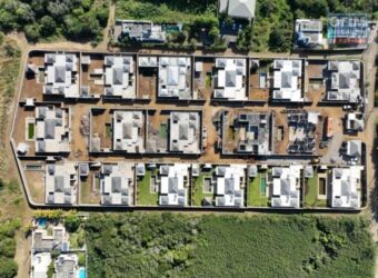 En vente villa contemporaine de prestige accessible aux étrangers à Mont Mascal avec piscine et livraison prévue en décembre 2027.