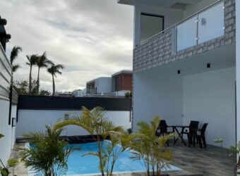 Location d’une villa neuve de 200m2 avec piscine chauffée et couverte proche des plages et des commodités à Calodyne Maurice
