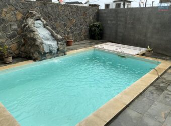 À louer à Péreybère : villa avec licence touristique et piscine idéale pour un projet d’hébergement ou de logement du personnel.