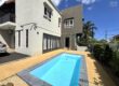 OFIM immobilier à louer un récent duplex de type F3 avec piscine commune situé dans un secteur calme à Flic en Flac Maurice
