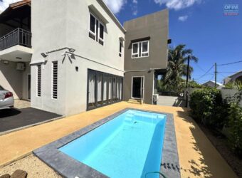 OFIM immobilier à louer un récent duplex de type F3 avec piscine commune situé dans un secteur calme à Flic en Flac Maurice