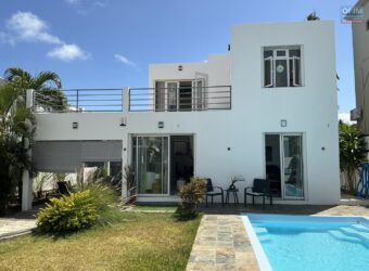 OFIM Grand Baie en location une superbe villa T4 de 150 m2 récemment rénovée située dans un quartier résidentiel calme à Calodyne Maurice