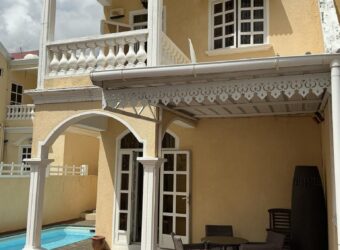 À louer une charmante villa en duplex T4 située dan un complexe sécurisé proche de la plage à Pereybère Maurice
